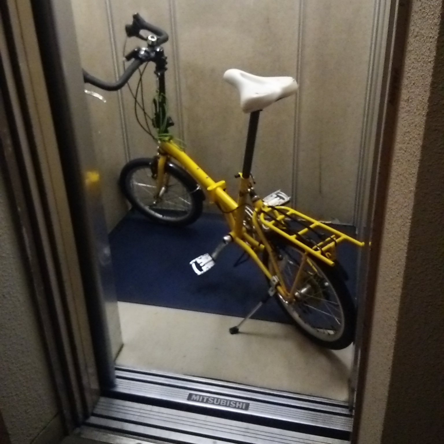 自転車エレベーター乗り入れマンションのミニベロ保管